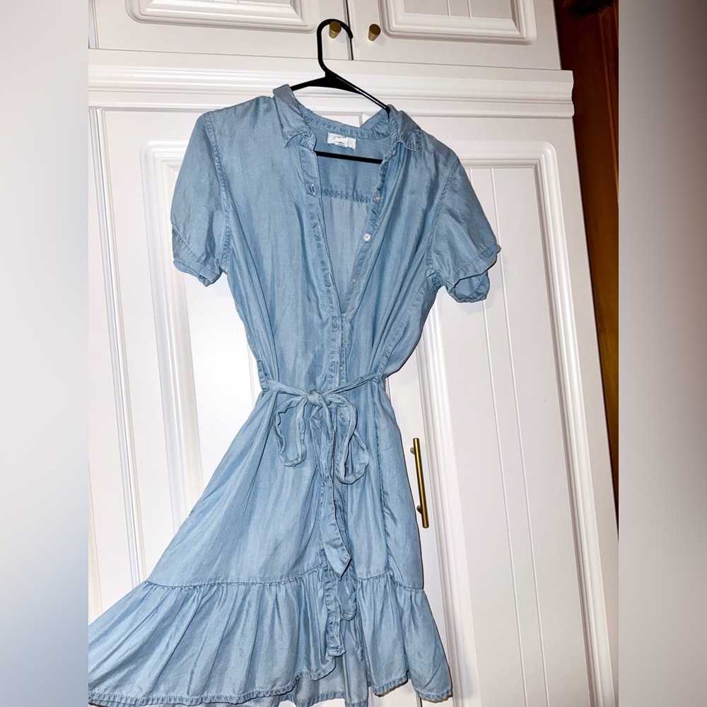Button Front | Tie Waist | Chambray Dress | Size Medium | Ruffle Hem | Pockets!